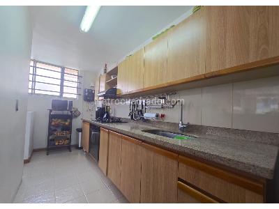 Apartamento de 4 alcobas en venta en Loma De Los Bernal, Medellín, 150 m² · foto 5 de 17
