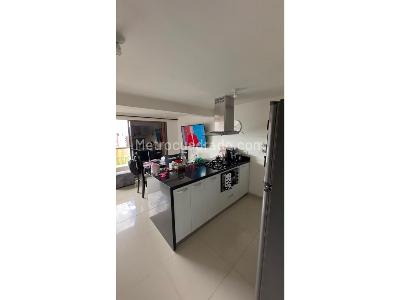 Apartamento en venta en Loma De Los Bernal, Medellín · foto 2 de 20