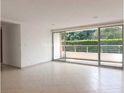 Apartamento de 3 alcobas en venta en Loma De Los Bernal, Medellín, 85 m² · foto 3 de 16
