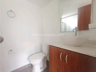 Apartamento de 3 alcobas en venta en Loma De Los Bernal, Medellín, 85 m² · foto 5 de 16