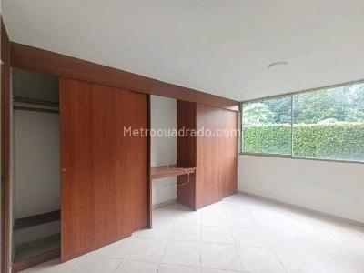 Apartamento de 3 alcobas en venta en Loma De Los Bernal, Medellín, 85 m² · foto 7 de 16
