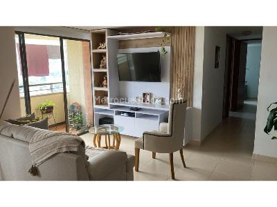 Apartamento de 3 alcobas en venta en Loma De Los Bernal, Medellín, 90 m² · foto 3 de 17