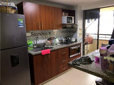 Apartamento de 3 alcobas en venta en Loma De Los Bernal, Medellín, 90 m² · foto 6 de 17