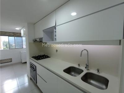Apartamento de 3 alcobas en venta en Loma De Los Bernal, Medellín, 98 m² · foto 3 de 20