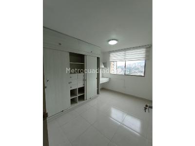 Apartamento de 3 alcobas en venta en Loma De Los Bernal, Medellín, 98 m² · foto 4 de 20