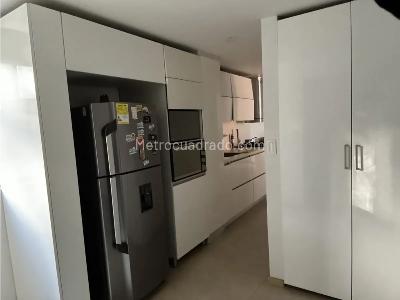 Apartamento de 3 alcobas en venta en Los Bernal, Medellín, 82 m² · foto 4 de 12