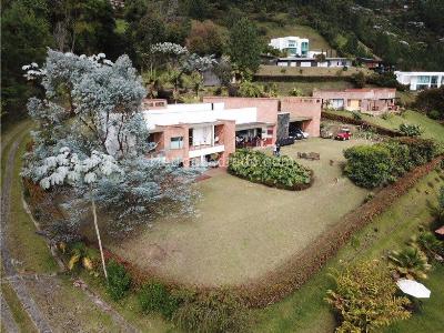 Casa de 5 alcobas en arriendo en Las Palmas, Medellín, 595 m² · foto 15 de 20