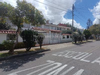 Casa en venta en Pontevedra, Bogotá · foto 2 de 20
