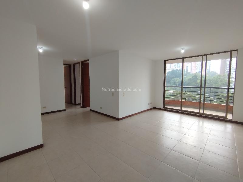 3BR Apartment with Balcony in El Poblado (Transversal Superior)