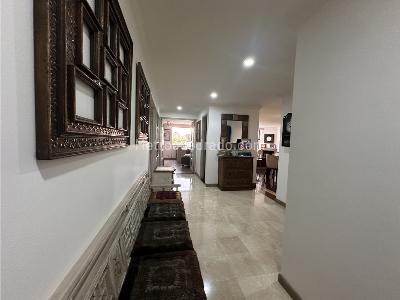 Apartamento de 3 alcobas en venta en Bella Suiza, Bogotá, 143 m² · foto 2 de 17
