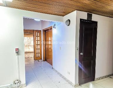 Casa de 4 alcobas en venta en El Batan, Bogotá, 253 m² · foto 2 de 19