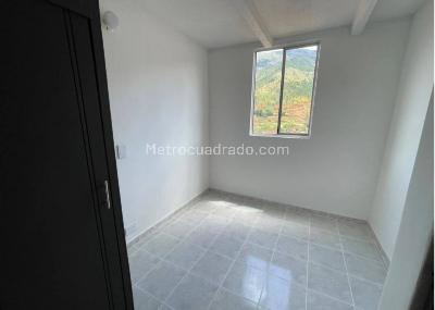 Apartamento de 3 alcobas en venta en Niquia, Bello, 58 m² · foto 3 de 12