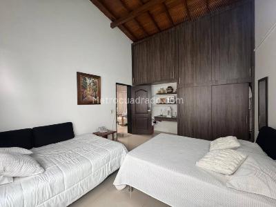 Casa de 5 alcobas en venta en La Castellana, Medellín, 305 m² · foto 13 de 20