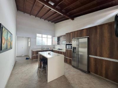 Casa de 5 alcobas en venta en La Castellana, Medellín, 305 m² · foto 2 de 20
