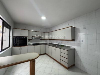 Casa de 5 alcobas en venta en La Castellana, Medellín, 305 m² · foto 8 de 20