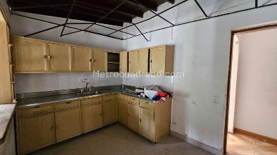 Casa de 4 alcobas en arriendo en La Aguacatala, Medellín, 403 m² · foto 4 de 17