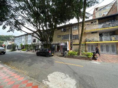 Casa de 5 alcobas en venta en Estadio, Medellín, 167 m² · foto 2 de 2