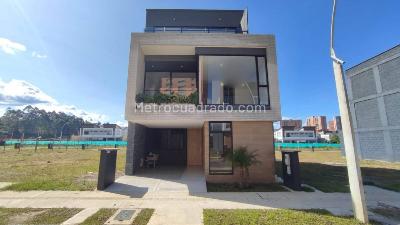 Casa de 4 alcobas en venta en El Porvenir, Rionegro, 230 m² · foto 2 de 20