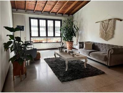 Casa de 4 alcobas en venta en Conquistadores, Medellín, 250 m² · foto 2 de 16