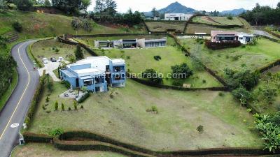 Casa de 5 alcobas en venta en San Antonio, Rionegro · foto 2 de 20