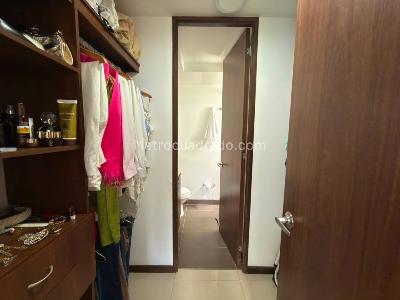 Apartamento de 2 alcobas en venta en El Poblado, Medellín, 77 m² · foto 12 de 20