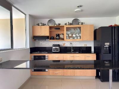 Apartamento de 2 alcobas en venta en El Poblado, Medellín, 77 m² · foto 19 de 20