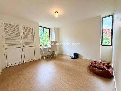 Apartamento de 3 alcobas en venta en El Tesoro, Medellín, 183 m² · foto 7 de 16