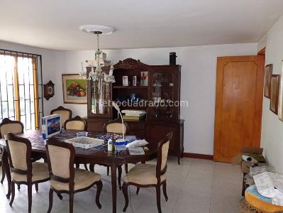 Casa de 5 alcobas en arriendo en Las Lomas, Medellín, 460 m² · foto 9 de 20