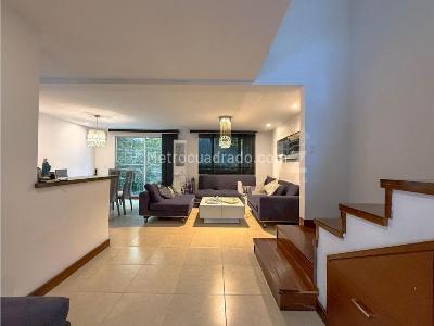 Casa de 3 alcobas en venta en Transversal Intermedia, Envigado, 198 m² · foto 3 de 14