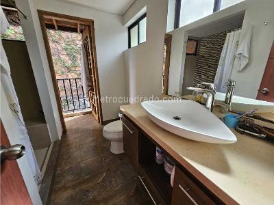 Casa de 4 alcobas en venta en Belen, Medellín, 323 m² · foto 10 de 18