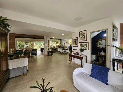 Casa de 5 alcobas en venta en El Escobero, Envigado, 245 m² · foto 3 de 20