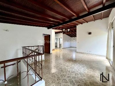 Casa de 5 alcobas en venta en Los Colores, Medellín, 200 m² · foto 3 de 19