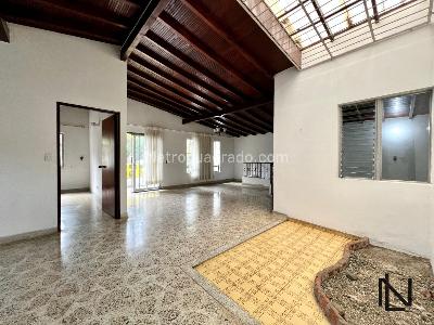 Casa de 5 alcobas en venta en Los Colores, Medellín, 200 m² · foto 2 de 19