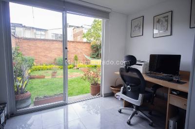 Casa de 3 alcobas en venta en San Miguel, Bogotá, 288 m² · foto 2 de 20