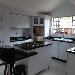 Casa de 3 alcobas en venta en Valles De La Alhambra, Manizales, 284 m² · foto 3 de 13