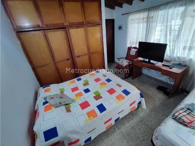 Casa de 5 alcobas en venta en Santa Teresita, Medellín, 253 m² · foto 12 de 20
