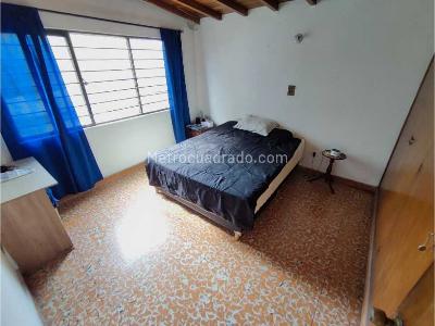 Casa de 5 alcobas en venta en Santa Teresita, Medellín, 253 m² · foto 16 de 20