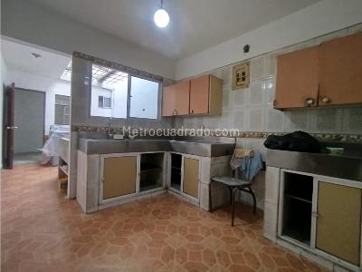 Casa de 4 alcobas en venta en Boston, Medellín, 208 m² · foto 3 de 20