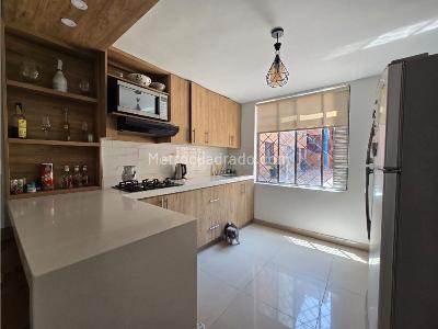 Apartamento de 3 alcobas en venta en Los Colores, Medellín, 125 m² · foto 2 de 19