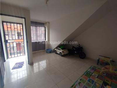 Casa de 5 alcobas en venta en Manrique, Medellín, 483 m² · foto 2 de 20