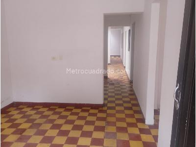 Casa de 5 alcobas en venta en Manrique, Medellín, 120 m² · foto 2 de 10
