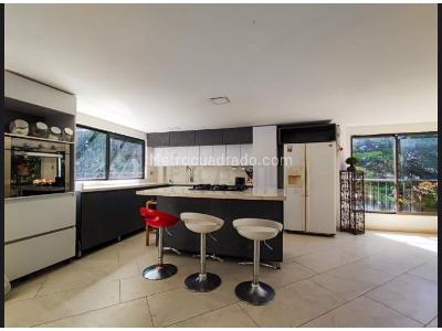 Casa de 5 alcobas en arriendo en Santa Elena, Medellín, 400 m² · foto 2 de 10