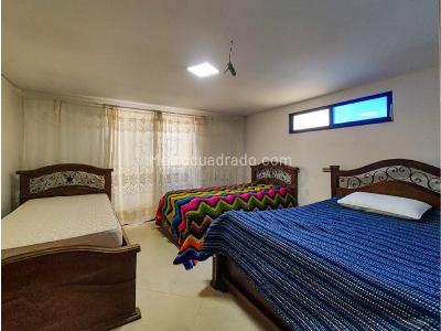 Casa de 5 alcobas en arriendo en Santa Elena, Medellín, 400 m² · foto 3 de 10