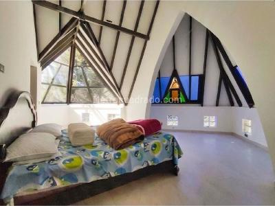 Casa de 5 alcobas en arriendo en Santa Elena, Medellín, 400 m² · foto 4 de 10