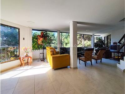 Casa de 5 alcobas en arriendo en Santa Elena, Medellín, 400 m² · foto 5 de 10