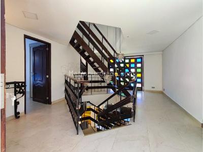 Casa de 5 alcobas en arriendo en Santa Elena, Medellín, 400 m² · foto 8 de 10