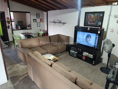 Casa de 5 alcobas en venta en Buenos Aires, Medellín, 160 m² · foto 2 de 20