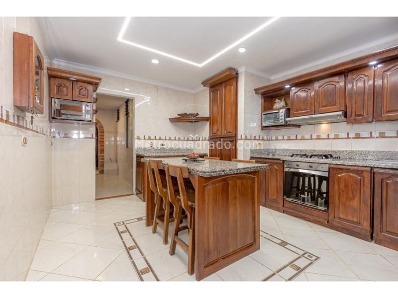 Casa – Medellín, Altos del Poblado, El Poblado - Vista 2