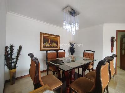 Apartamento de 3 alcobas en arriendo en Laureles, Medellín, 156 m² · foto 3 de 14