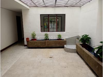 Casa de 5 alcobas en venta en Boston, Medellín, 200 m² · foto 3 de 20